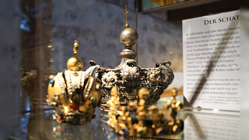 Glänzende Ausstellungsstücke: Bei der Sonderausstellung des Kriminalmuseums können die Besucherinnen und Besucher in die Geschichte der Schatzsuche eintauchen. In wenigen Monaten werden besondere Highlight-Exponate an der Oxford Brookes University zu sehen sein. (Archivbild: Simone Hedler)