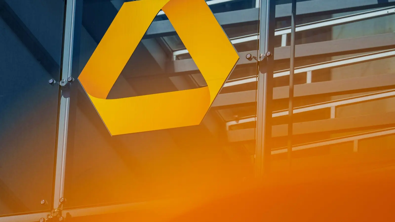 Seit dem Einstieg der Unicredit im September 2024 wehrt sich die Commerzbank gegen eine Übernahme durch die Italiener. (Archivbild) (Foto: Andreas Arnold/dpa)
