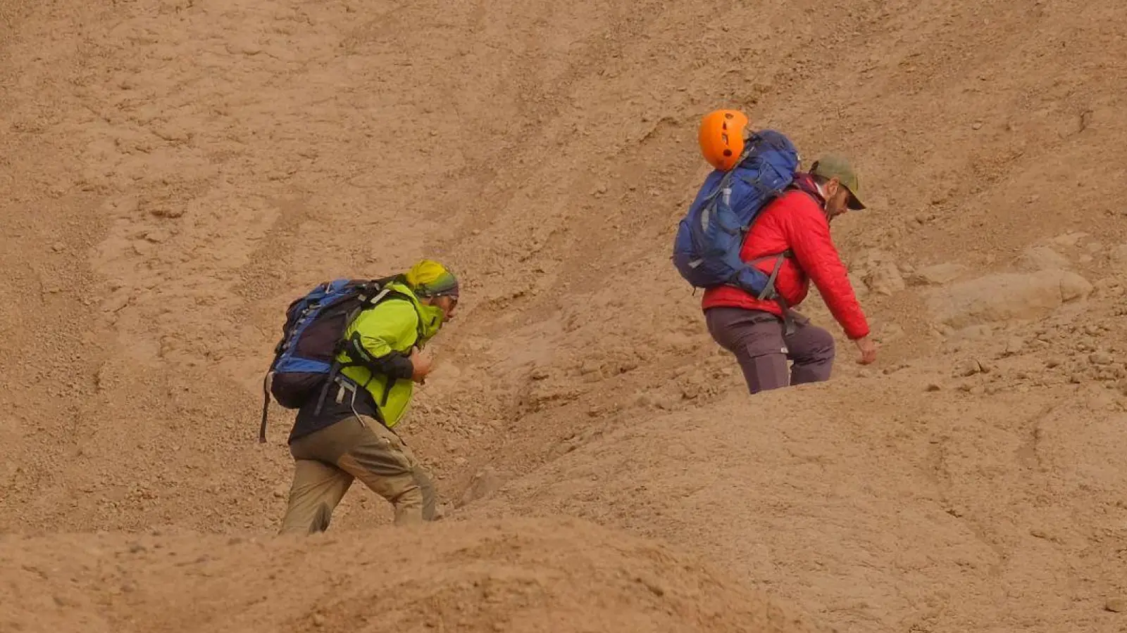 Rettungskräfte suchen nach der 19-Jährigen, die von einer Wanderung auf den Berg Cerro de las Tres Marías nicht zurückgekehrt war. (Foto: ---/dpa)
