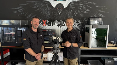 Matthias Mähler (links) und Christian Brehm sind die Geschäftsführer der Dachsbacher Firma „Xspecter”. Mit der Erfindung eines Schwenk-Neigesystems, das es ermöglicht, Wärmebildkameras auch aus der Ferne zu bedienen, sind sie erfolgreich. Abgebildet ist das Modell „Tcrow Defense Munin”. (Foto: Anita Dlugoß)