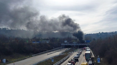 Im Engelbergtunnel entlang der A81 ist ein Brand ausgebrochen - mit weithin sichtbarer Rauchsäule.  (Foto: Karsten Schmalz/dpa)