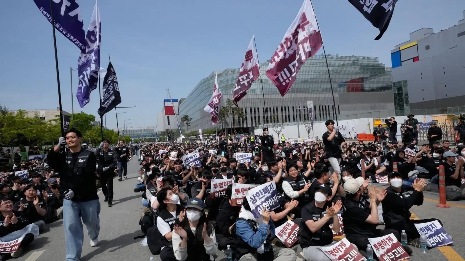 Mitglieder der Gewerkschaft von Samsung Electronics demonstrieren im April vor dem Computerchip-Komplex des Unternehmens im südkoreanischen Pyeongtaek für höhere Prämien. (Foto: Ahn Young-joon/AP/dpa)