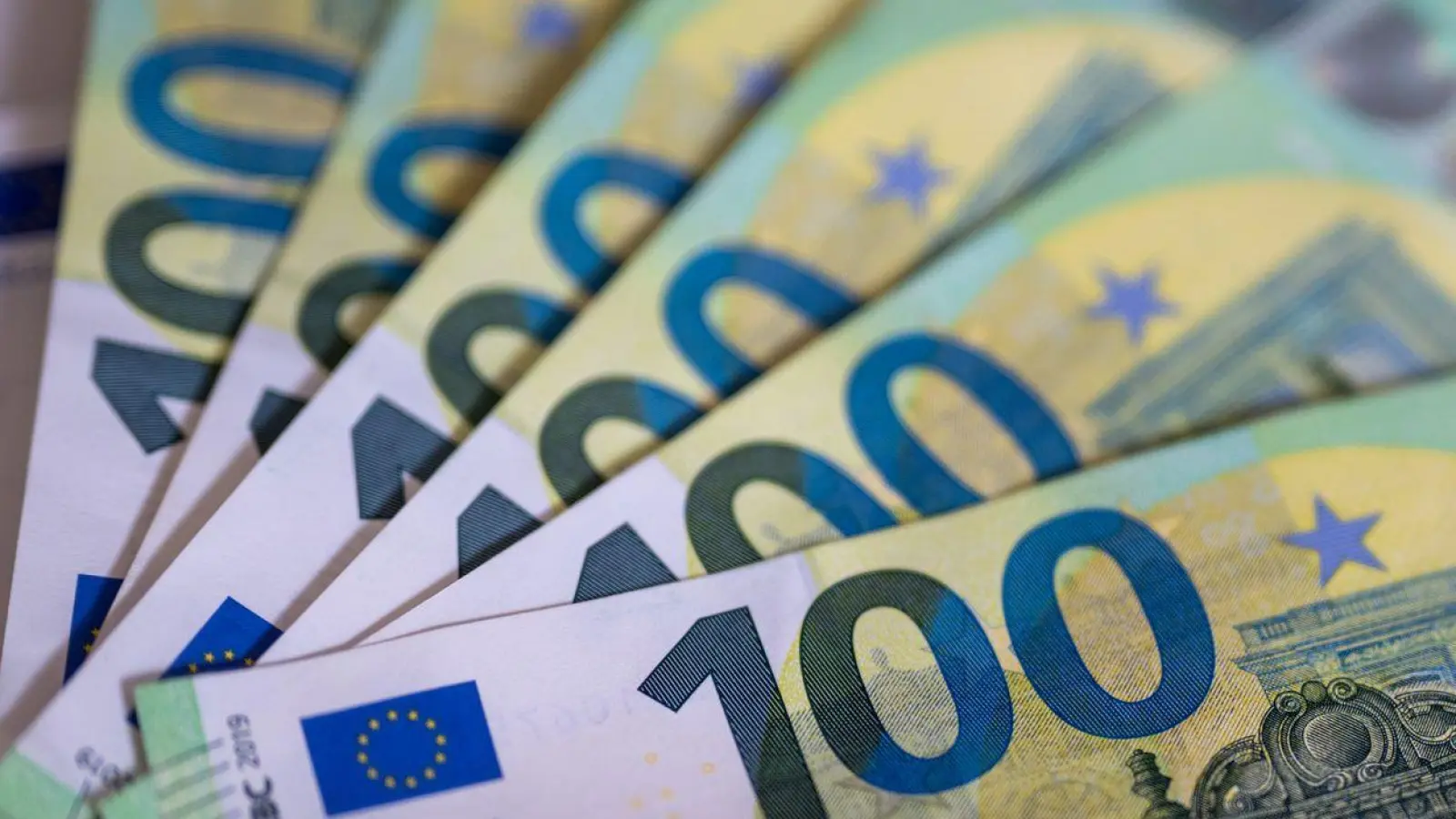 Eine Jugendliche verschenkt Bargeld ihres Vaters. (Symbolbild) (Foto: Monika Skolimowska/dpa)