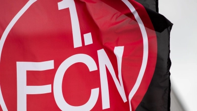 Eine Flagge des 1. FC Nürnberg. (Symbolbild) (Foto: Daniel Karmann/dpa)