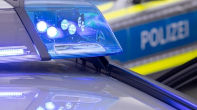Die Polizei nimmt den Unfall auf. (Symbolbild) (Foto: Daniel Karmann/dpa)