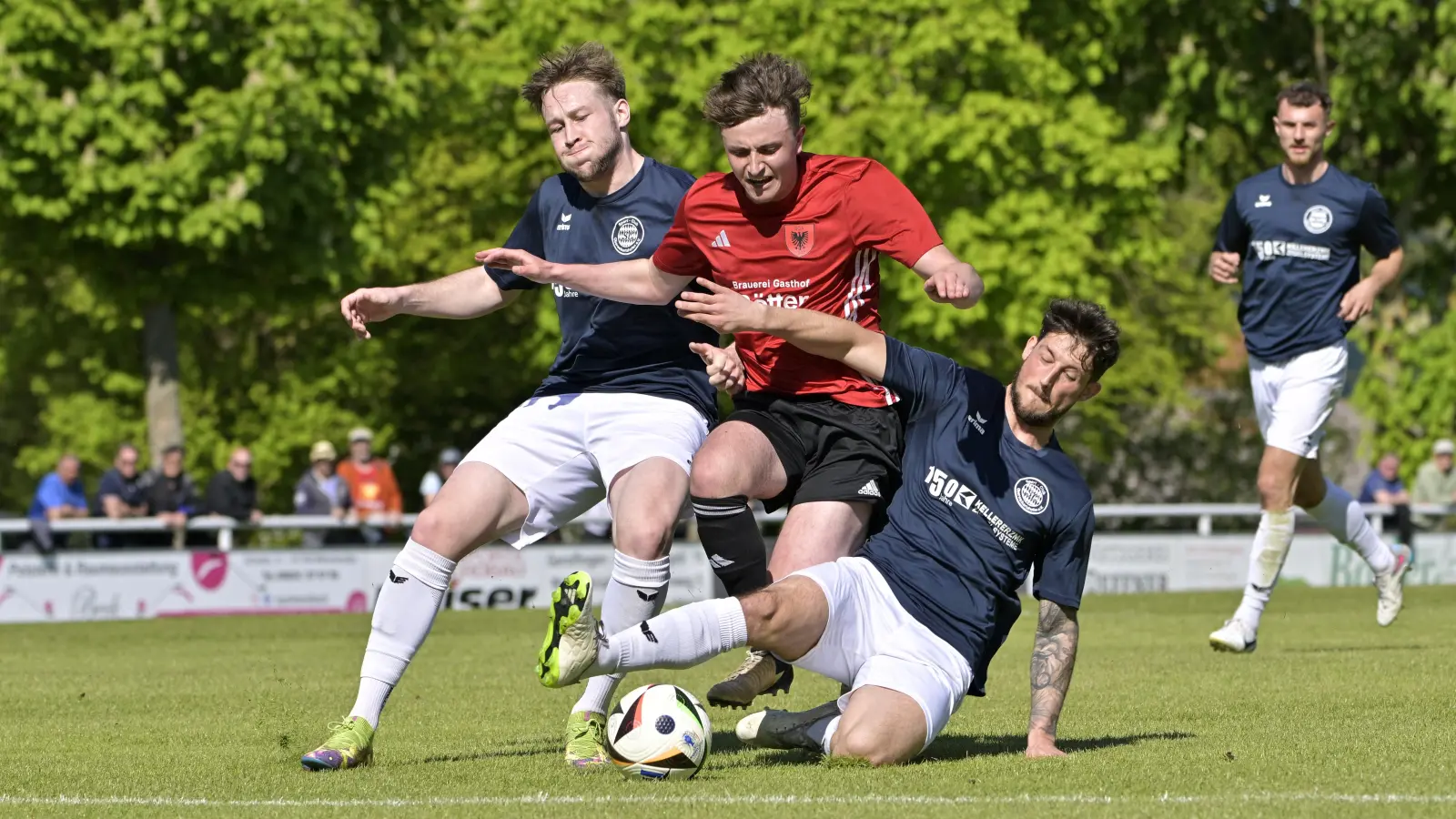In der Landesliga kämpft der SC Aufkirchen um den Klassenerhalt. Gegen den SC Oberweikertshofen gab es ein 1:1 Hier wird Oscar Ladenburger vom SCA (rotes Trikot) von Valentin Hübner (links) und Moritz Leibelt bedrängt. (Foto: Martin Rügner)