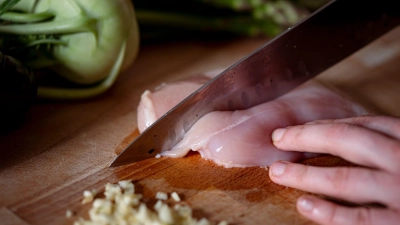 Geflügelfleisch wurde laut BZL 2024 günstiger angeboten als im Vorjahr. (Foto: Fabian Sommer/dpa)