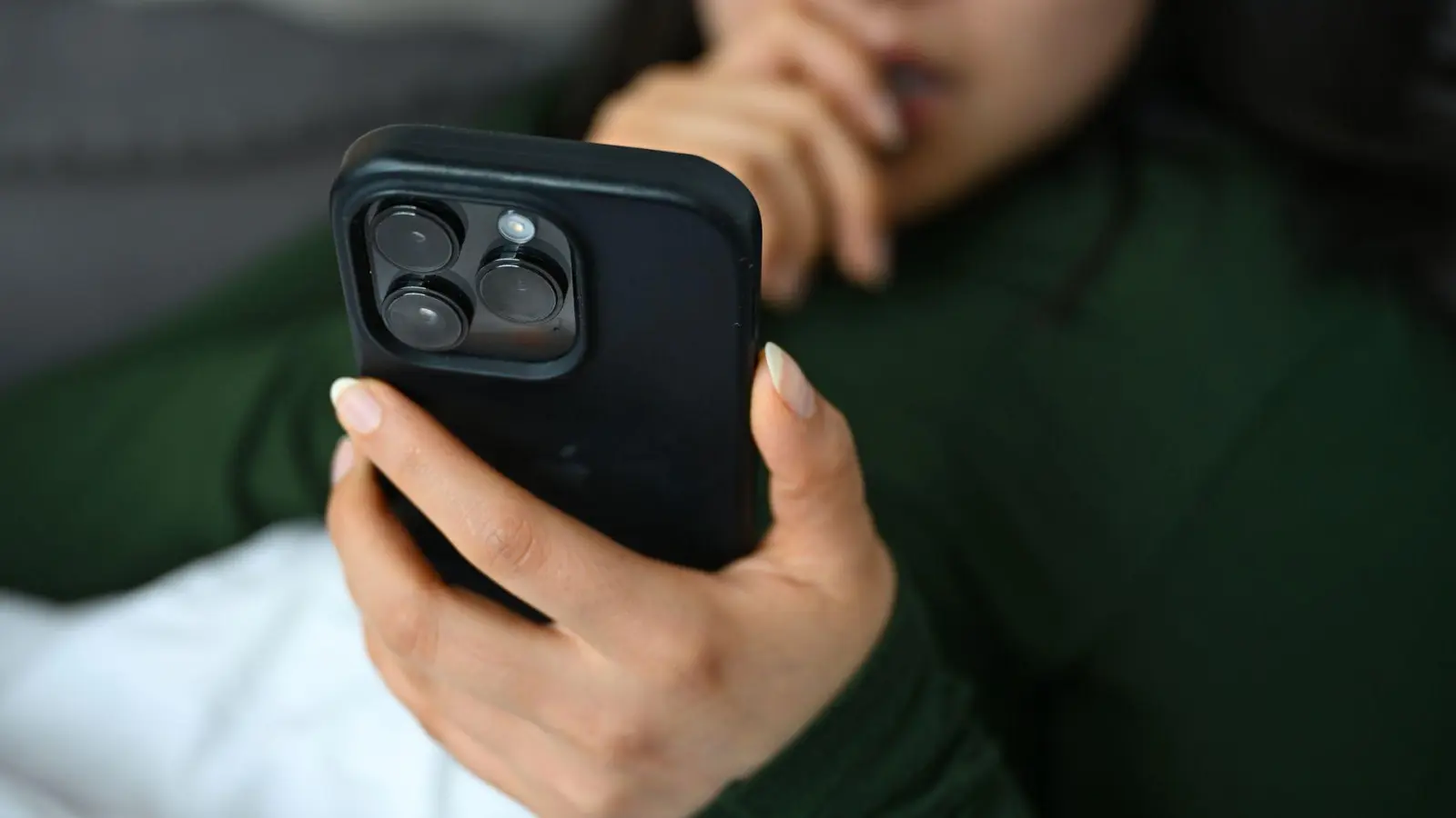 Freizügige Aufnahmen mit jemandem geteilt, die Sie jetzt bereuen? Unter Umständen können Sie auf eine Löschung bestehen. (Foto: Elisa Schu/dpa/dpa-tmn)