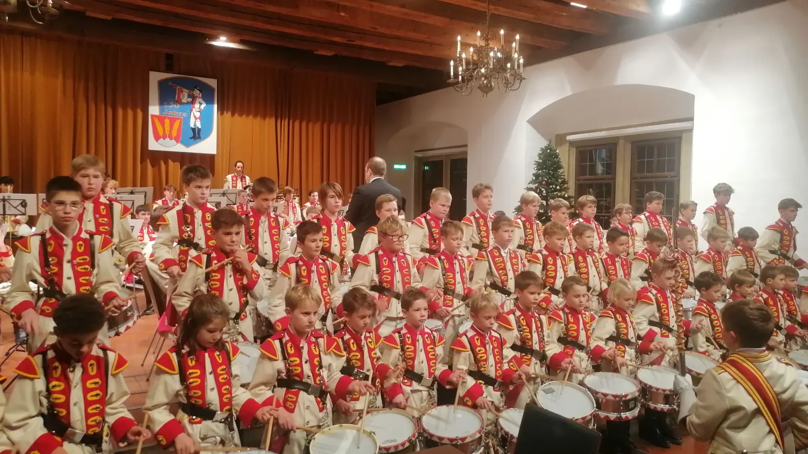 Das Trommlerheer der Knabenkapelle: Rund 50 Jungen bildeten den passenden Sound-Teppich für den Marsch „General Lee“. (Foto: Friedrich Zinnecker)