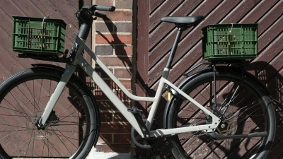 Das Canyon Citylite mit Tiefeinsteiger-Rahmen: ein Stadtrad mit Ladeoptionen. (Foto: Stefan Weißenborn/dpa-tmn)