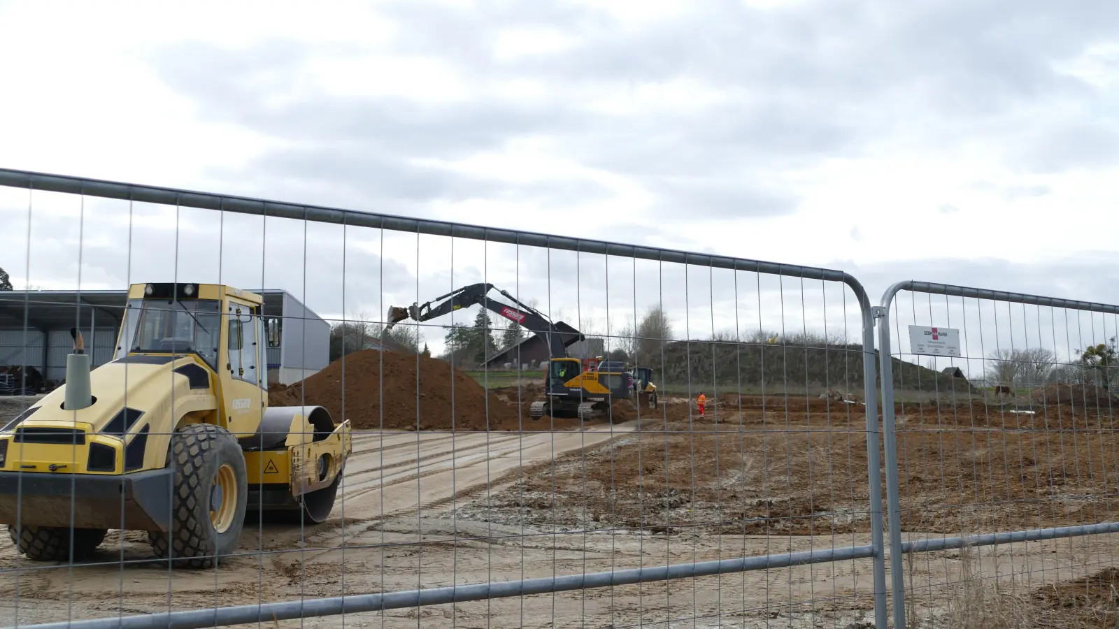 Es wird bereits gebuddelt und planiert, dort, wo in Uffenheim der neue Bauhof entstehen soll. Die Vorgeschichte jedoch wird nun zur potenziell größten politisch-finanziellen Krise in der knapp zehnjährigen Amtszeit von Bürgermeister Wolfgang Lampe. (Foto: Sylvia Fehlinger)