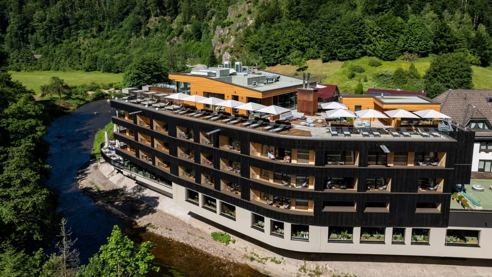 Heimat des Restaurants „Schlossberg“: das „Sackmann Genusshotel“ in Baisersbronn-Schwarzenberg. (Foto: Phillipe Steinmayr/Wolfgang Ehn/Qfact/dpa-tmn)