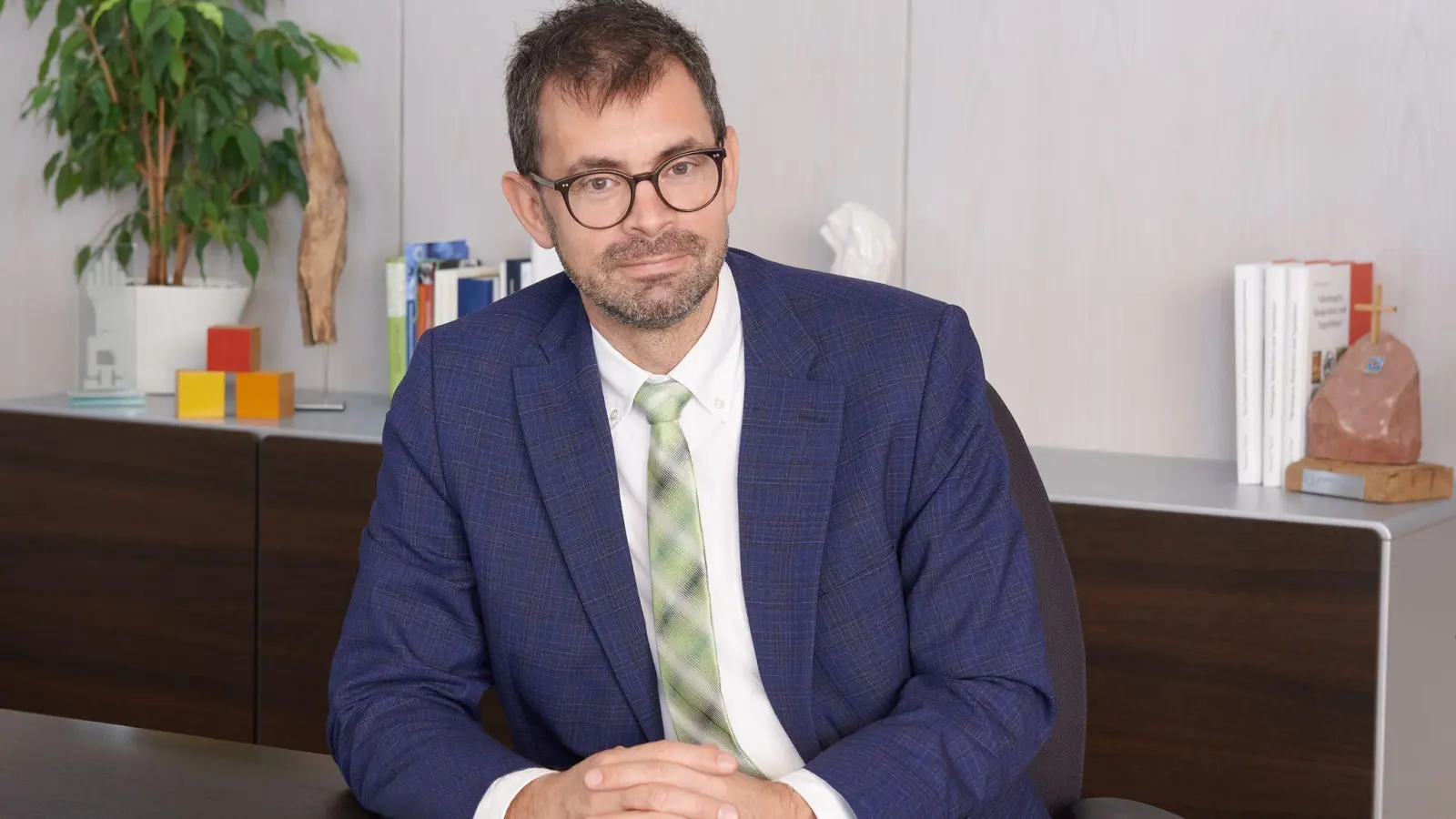 Ist aus gesundheitlichen Gründen derzeit nicht im Dienst: der grüne Miltenberger Landrat Jens Marco Scherf. (Foto: Anna Hornstein/dpa)