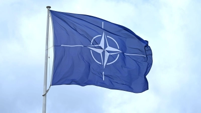 Flagge vor dem Nato-Hauptquartier (Foto: Elisa Schu/dpa)