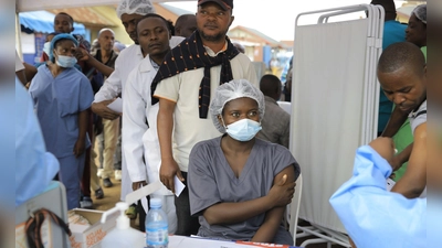 Mitarbeiter des Gesundheitswesens sollen im Osten des Kongo eine Dosis des Ebola-Impfstoffs erhalten. (Archivbild) (Foto: Sebastien Kitsa Musayi/AP/dpa)