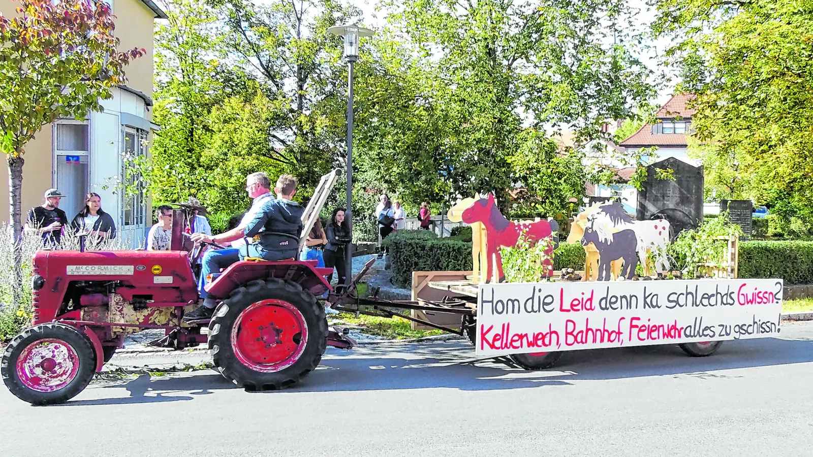 Um 14 Uhr ziehen die Kerwaburschen und -madli mit ihren kreativ-gestalteten Motivwagen durch den Ort und präsentieren auf humorvolle Weise die Highlights des vergangenen Jahres. (Foto: Siegfried Maier)