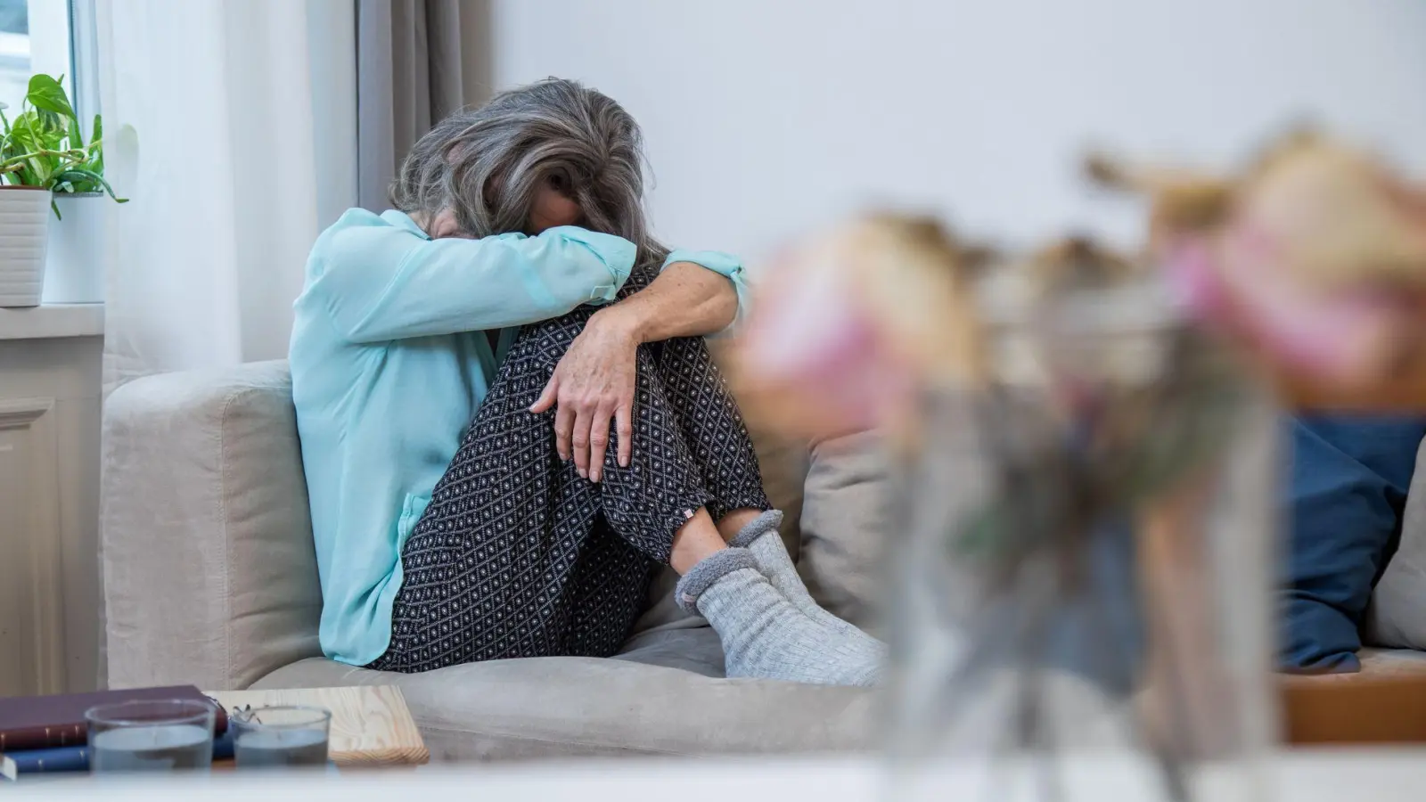 Frauen, die im Netz auf Heiratsschwindler hereingefallen sind, fühlen sich bei der Entdeckung der Wahrheit meist nicht nur belogen und um Geld betrogen, sondern zweifeln an ihrer Menschenkenntnis. (Foto: Christin Klose/dpa-tmn)