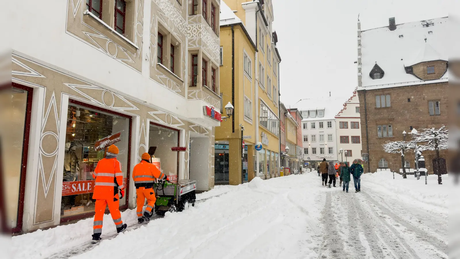 In der Ansbacher Innenstadt beschränkt sich der Fußverkehr auf die freigelegten Schneisen. (Foto: Evi Lemberger)