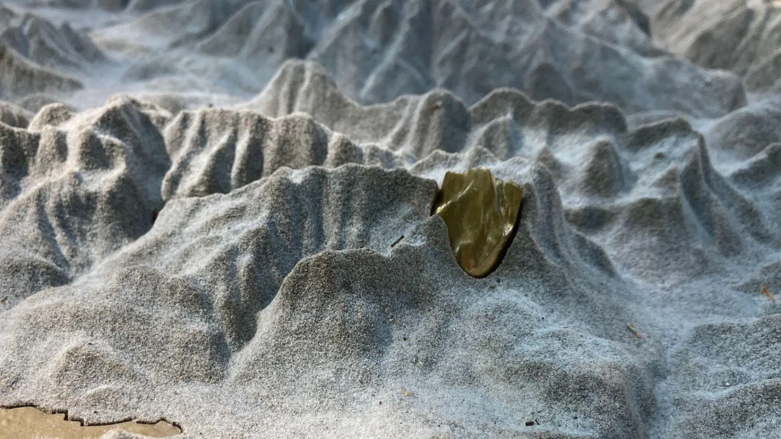 Auch die Zugspitze, als 3D-Druck aus Sand, ist im Alpenrelief am Alpinen Museum dargestellt.    (Foto: Sabine Dobel/dpa)