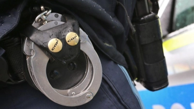 Die Polizei ermittelt nach einer Kontrolle bei Passau gegen einen 41-Jährigen und dessen Sohn. (Symbolbild) (Foto: Karl-Josef Hildenbrand/dpa)