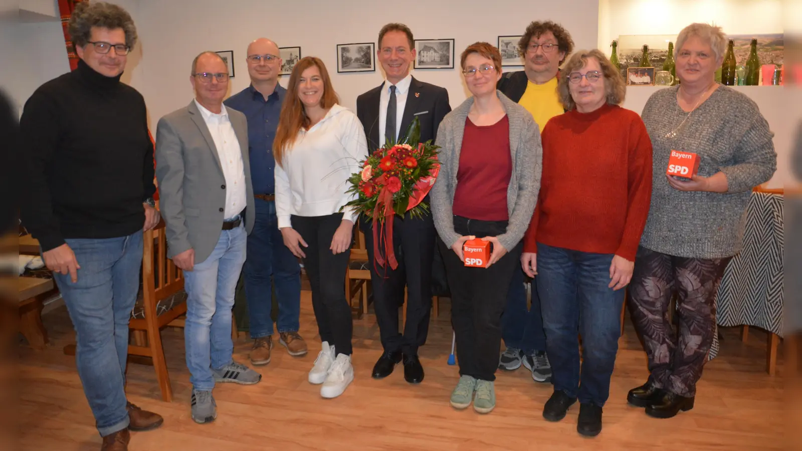 Der amtierende Rathauschef von Wassertrüdingen, Stefan Ultsch (5.von links) wurde als Kandidat für das Amt des Bürgermeisters vom SPD-Ortsverein Wassertrüdingen-Hesselberg nominiert. Eingerahmt von den bei der Nominierungsversammlung anwesenden Stadtratskandidatinnen und Stadtratskandidaten der SPD. (Foto: Peter Tippl)