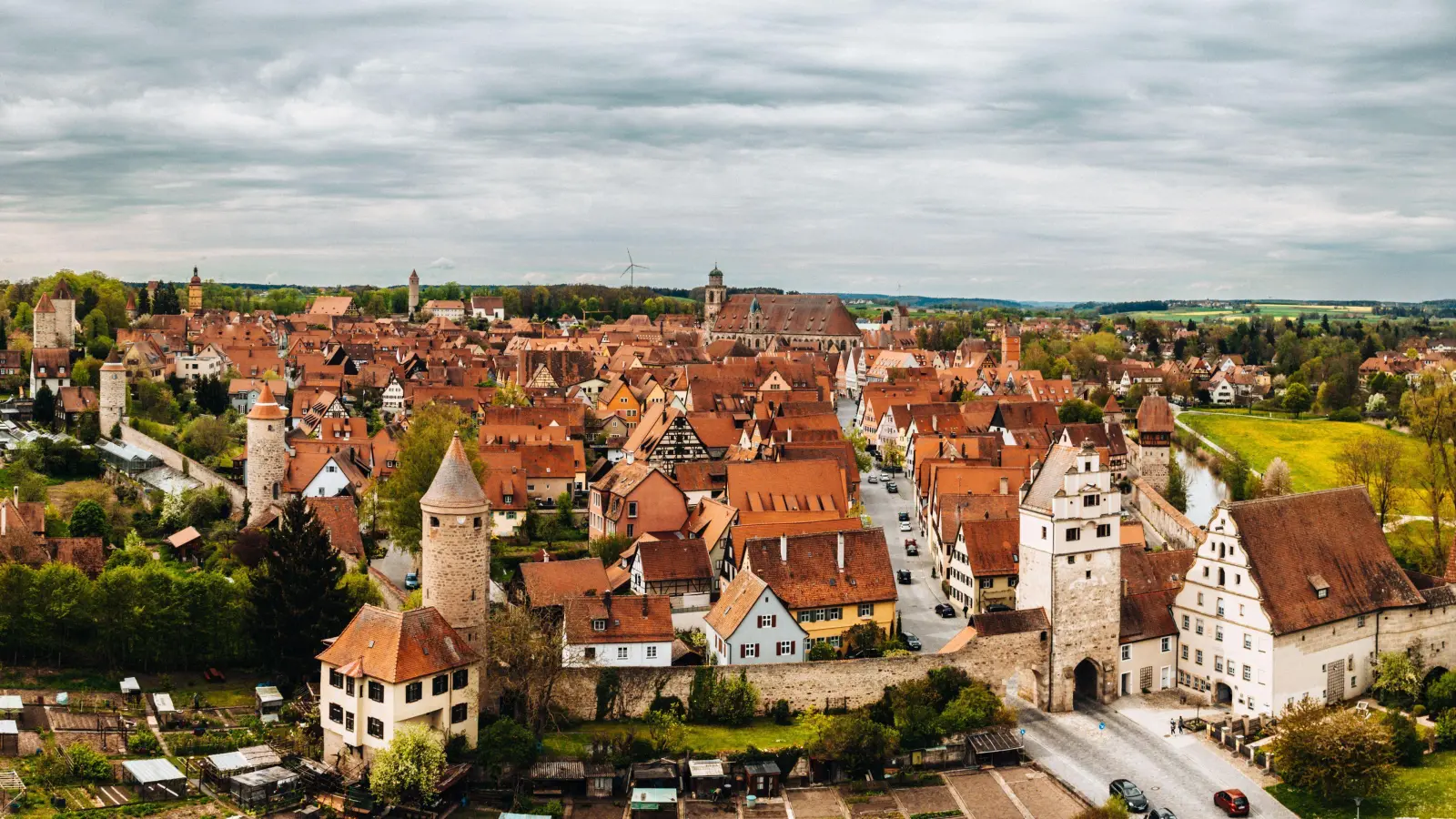 Dinkelsbühl hat zwar eine Altstadt mit „überragender Bedeutung“, aber keinen Status als Weltkulturerbe. Energiewende und Denkmalschutz stehen deshalb in einem Spannungsfeld. (Foto: Stadt Dinkelsbühl/Ingo Rack)