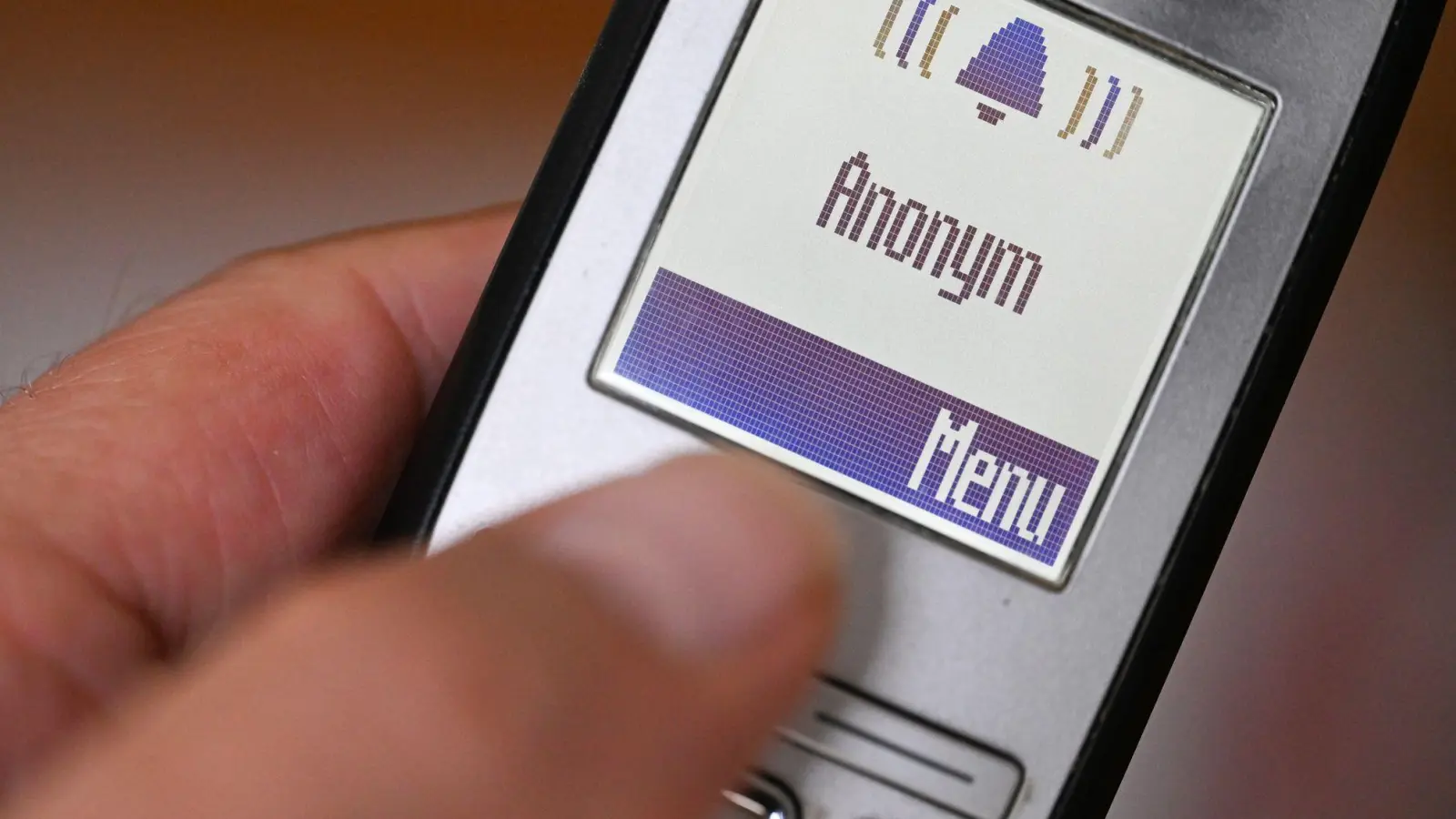 Immer wieder rufen Betrüger als angebliche Polizisten auf Festnetztelefonen an. (Symbolbild: Bernd Weißbrod/dpa)