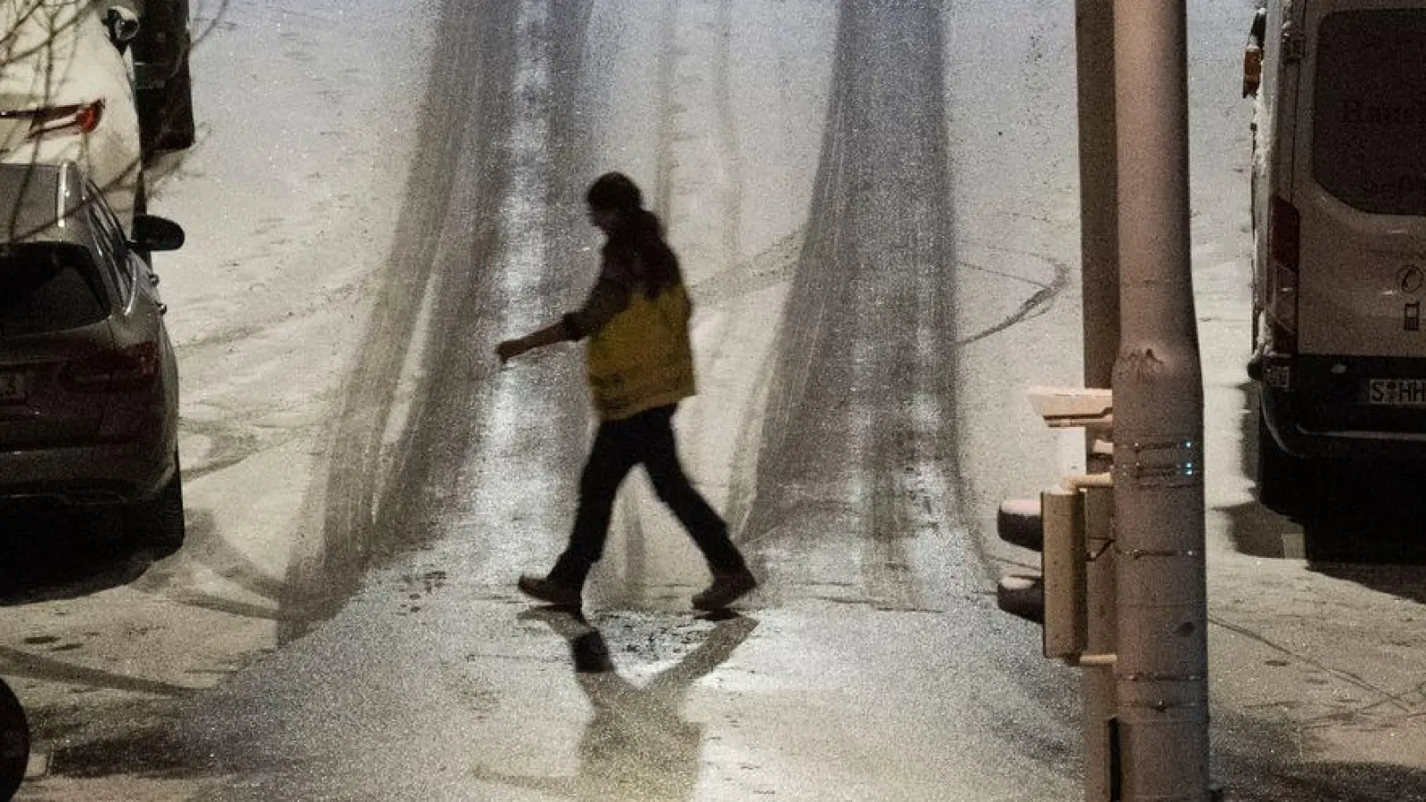 Auf vielen Straßen in Deutschland ist es weiterhin rutschig. (Foto: Marijan Murat/dpa)