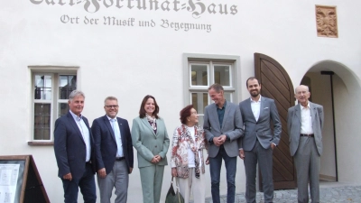 Die großzügige Spende von Eva Ball (Vierte von links) war laut Oberbürgermeister Dr. Christoph Hammer (Dritter von rechts) die „Initialzündung”, die Sanierung des Carl-Fortunat-Hauses, des Hauses B, anzugehen. Das Foto zeigt die beiden bei der Einweihung mit (von links) Fabian Neitzel, dem Neffen von Eva Ball, Landratsstellvertreter Stefan Horndasch, Regierungspräsidentin Dr. Kerstin Engelhardt-Blum, Architekt Christian Geldner und Georg Dietrich, dem Nachlassverwalter der Familie Köhler. (Foto: Jasmin Kiendl)