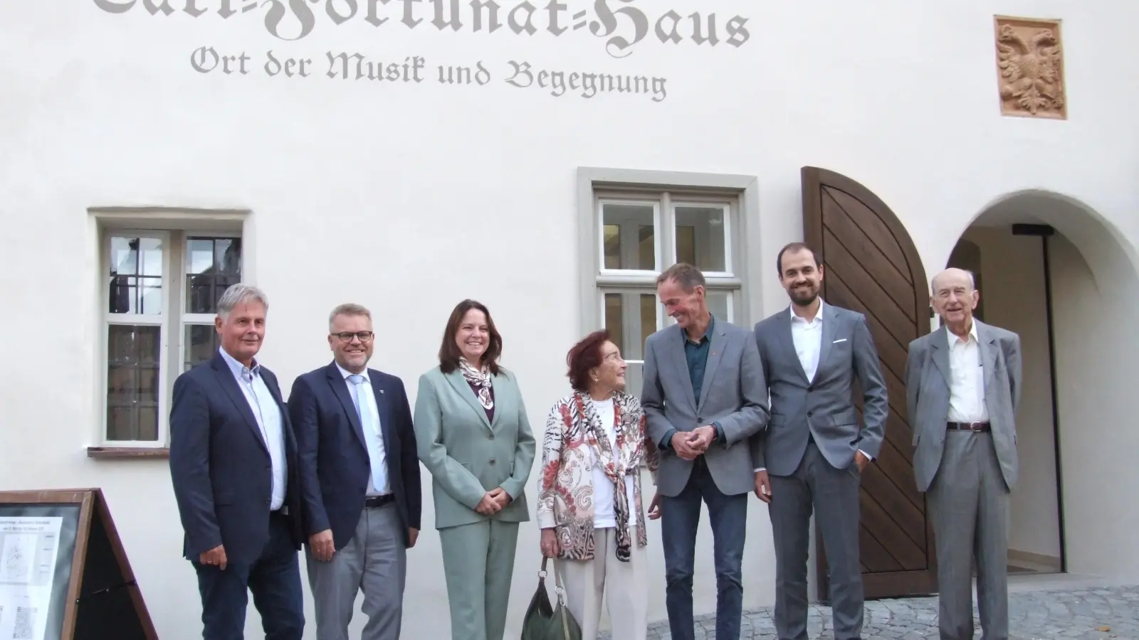 Die großzügige Spende von Eva Ball (Vierte von links) war laut Oberbürgermeister Dr. Christoph Hammer (Dritter von rechts) die „Initialzündung”, die Sanierung des Carl-Fortunat-Hauses, des Hauses B, anzugehen. Das Foto zeigt die beiden bei der Einweihung mit (von links) Fabian Neitzel, dem Neffen von Eva Ball, Landratsstellvertreter Stefan Horndasch, Regierungspräsidentin Dr. Kerstin Engelhardt-Blum, Architekt Christian Geldner und Georg Dietrich, dem Nachlassverwalter der Familie Köhler. (Foto: Jasmin Kiendl)