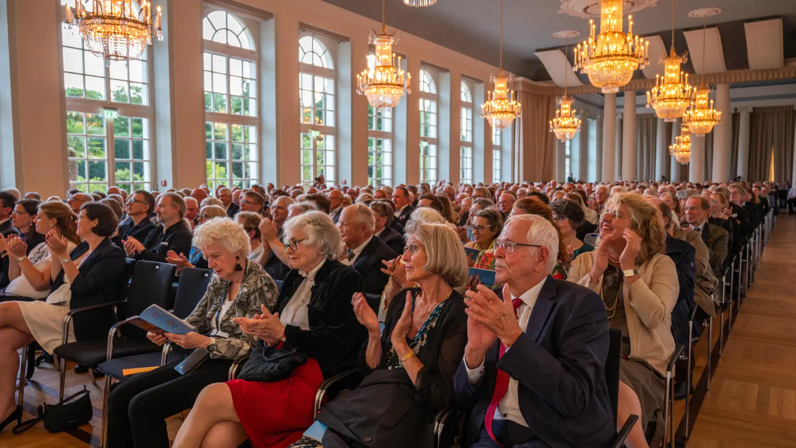 Volles Haus zum festlichen Beginn, beim ersten Orchesterkonzert in der Orangerie. Und viel Applaus für Rudolf Lutz und das Orchester der J.S. Bach-Stiftung St. Gallen. (Foto: René Chlopotowski)