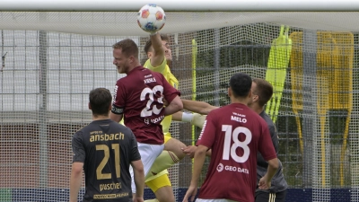 Bedingungsloses Dazwischenfunken, wie es hier der Ansbacher Keeper Heiko Schiefer im Testspiel gegen den VfR Aalen praktiziert, fordert Trainer Niklas Reutelhuber nun auch im Heimspiel gegen den TSV Aubstadt.  (Foto: Martin Rügner)