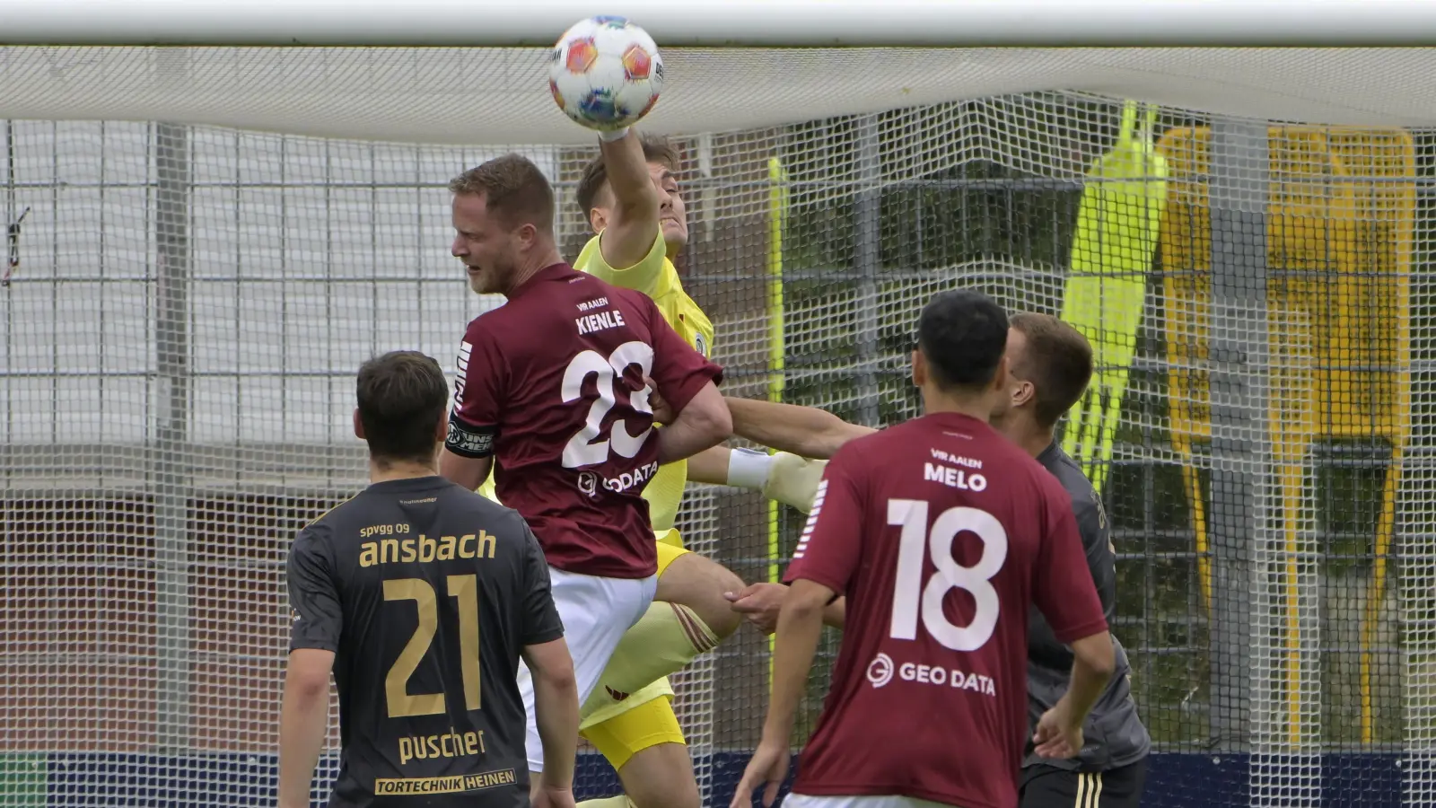 Bedingungsloses Dazwischenfunken, wie es hier der Ansbacher Keeper Heiko Schiefer im Testspiel gegen den VfR Aalen praktiziert, fordert Trainer Niklas Reutelhuber nun auch im Heimspiel gegen den TSV Aubstadt.  (Foto: Martin Rügner)