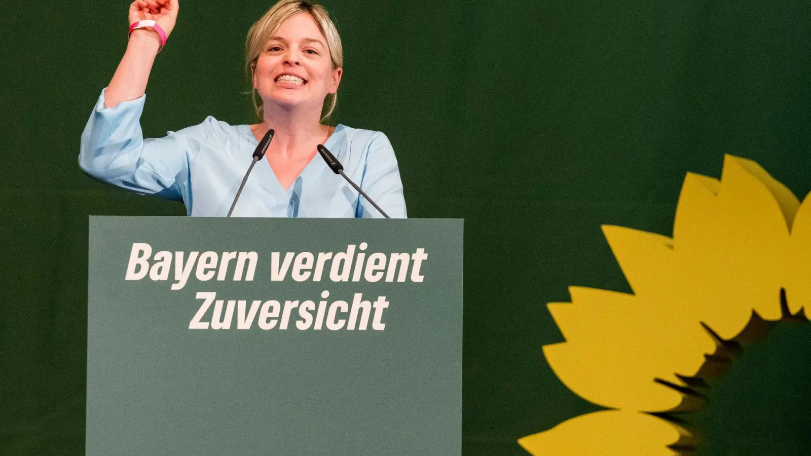 Vom Grünen-Parteitag in Würzburg soll der Funk für einen Neustart ausgehen.  (Foto: Daniel Vogl/dpa)