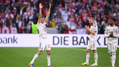 Thomas Müller wurde durch ein Spalier in seinem letzten Bayern-Heimspiel verabschiedet. (Foto: Tom Weller/dpa)