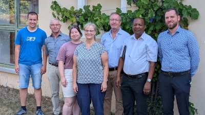 Die Synodalen am Gemeindehaus in Wittelshofen (von rechts): Pfarrer Simeon Prechtel, Pfarrer Emmanuel Kileo (Tansania, Mission EineWelt), Professor Markus Buntfuß (Augustana- Hochschule, Neuendettelsau), Synodalpräsidentin Tanja Keller, Diakonin Franziska Heim (Gunzenhausen) sowie Günter Naser (Weiltingen) und Friedrich Sichermann (Meinhardswinden). (Foto: Friedrich Zinnecker)
