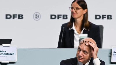 Bernd Neuendorf (v.r.) ist auf dem DFB-Bundestag im Amt des Präsidenten bestätigt worden. (Foto: Arne Dedert/dpa)