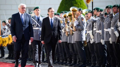 60 Jahre deutsch-israelische Beziehungen - Israels Präsident Herzog wird in Berlin begrüßt. (Foto: Bernd von Jutrczenka/dpa)