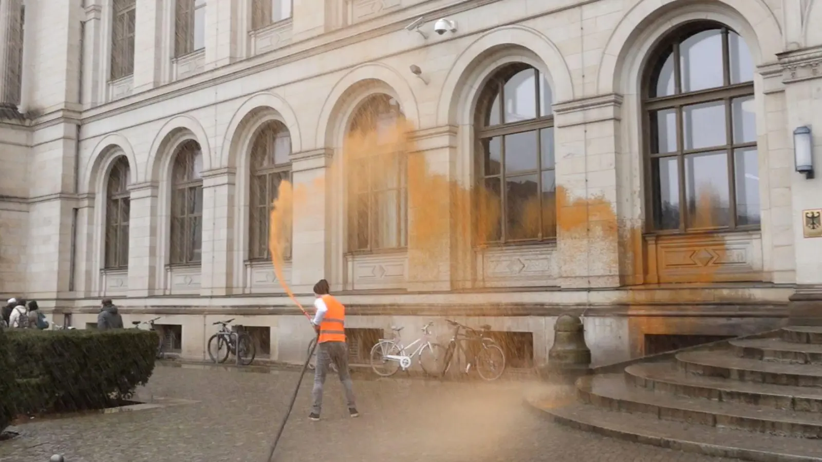 Beteiligung an Farbattacke auf das Bundesverkehrsministerium endet mit einer Haftstrafe. (Archivbild) (Foto: Sven Käuler/Tnn/dpa)