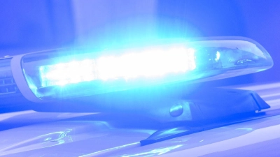 Ein aufgeschnittener Zaun und 24 fehlende Wechselrichter: Die Polizei sucht Zeugen. (Symbolbild) (Foto: Julian Stratenschulte/dpa)
