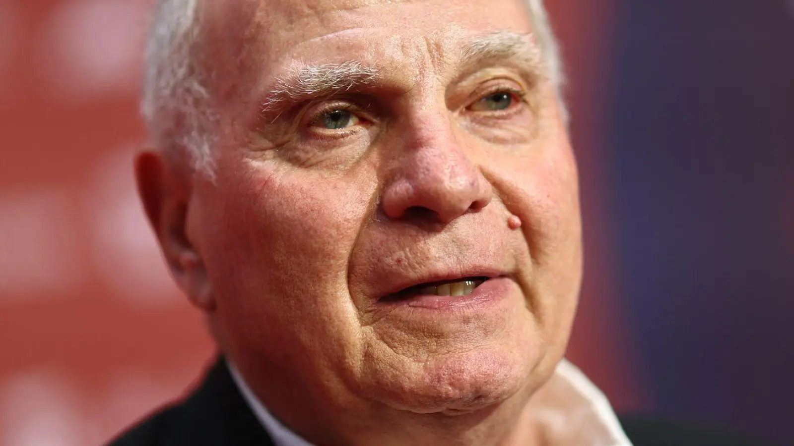 Als „Legende“ geehrt: Bayern-Ehrenpräsident Uli Hoeneß. (Foto: Christian Charisius/dpa)