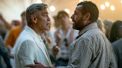 George Clooney spielt den alternden Filmstar Jay Kelly, Adam Sandler seinen leidgeplagten Manager Ron Sukenick. (Foto: Peter Mountain/Netflix/dpa)
