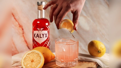 Die alkoholarme Abwandlung von „Moscow Mule“: Der „Kalyx Mule“ ist ein fruchtig-floraler Aperitif mit Aromen von Himbeere, Grapefruit und Rose.  (Foto: Cocktailkunst GmbH/dpa-tmn)