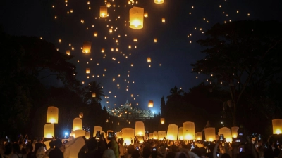 Gläubige lassen Laternen steigen während des Vesak-Festes, das den Tag von Buddhas Geburt, Tod und Erleuchtung markiert, im Borobudur-Tempel aus dem 9. Jahrhundert in Magelang, Zentraljava, Indonesien. (Foto: Slamet Riyadi/AP/dpa)