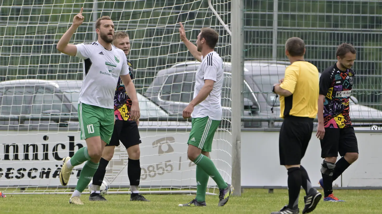 Den ersten Treffer allerdings erzielten die Gäste. Hier freut sich Max Janzen (links) über das 1:0 für Königshofen. (Foto: Martin Rügner)