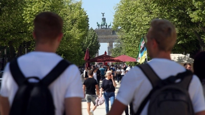 Touristen laufen auf der Straße „Unter den Linden“ im Berlin. Die Tourismus-Branche verzeichnet wieder mehr Gäste und Übernachtungen. (Foto: Wolfgang Kumm/dpa)