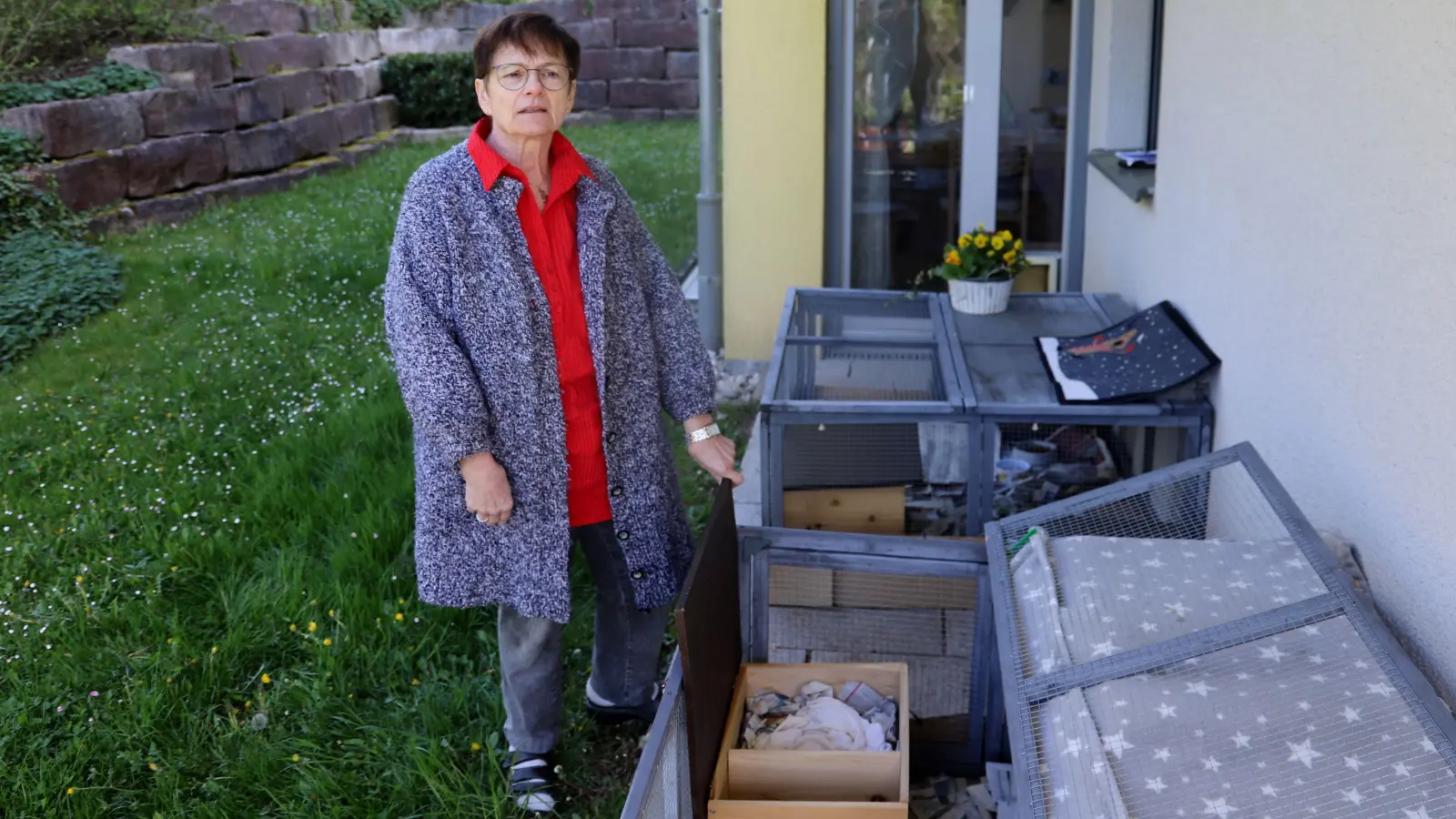 Die Ansbacherin Ursula Macha hat zwei Igel als Überwinterungsgäste. Außerdem engagiert sie sich zum Beispiel als Auswilderungshelferin. (Foto: Oliver Herbst)