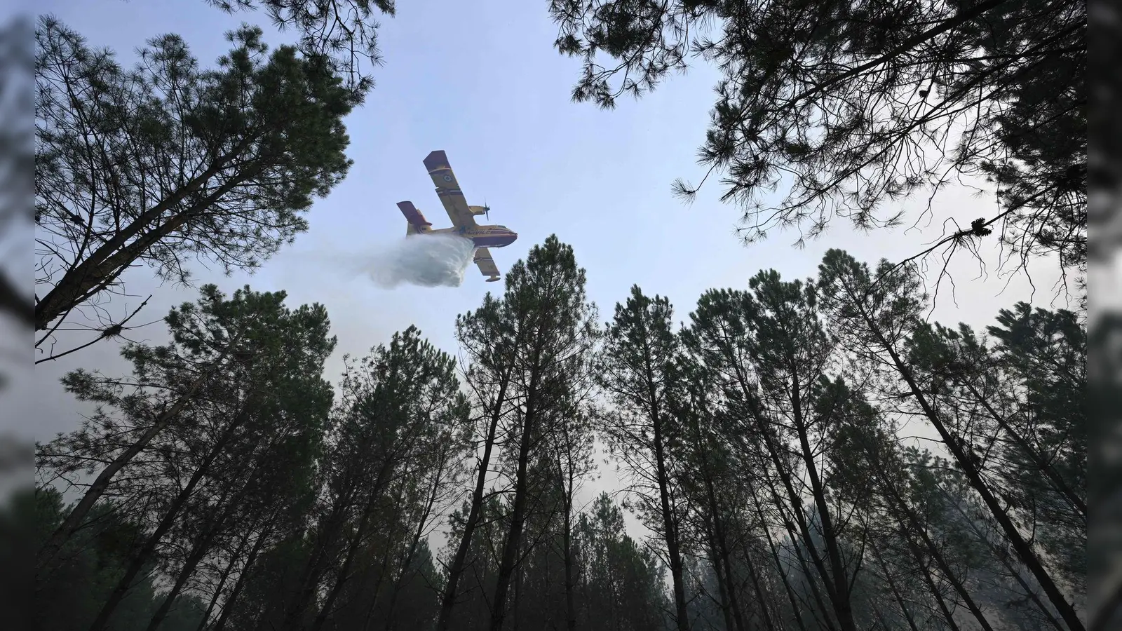 Der Brand bei Luglon hat inzwischen rund 1.600 Hektar Wald und Buschland erfasst. Etwa 650 Menschen wurden vorsorglich evakuiert. (Foto: Gaizka Iroz/AFP/dpa)