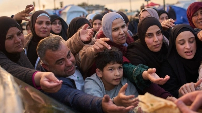 Die humanitäre Situation im Libanon ist prekär. Hier hoffen Vertriebene auf Lebensmittel. (Foto: Emilio Morenatti/AP/dpa)