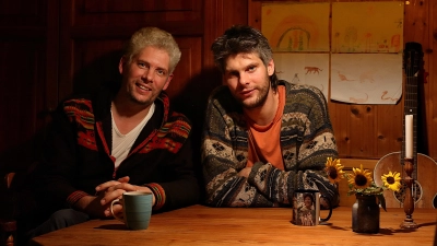 Am Küchentisch, daheim im Elternhaus (von links): die Musiker Georg und Johannes Bomhard. (Foto: Thomas Wirth)